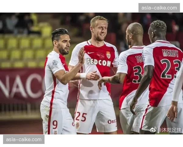 场边花絮：摩纳哥助教频繁查看实时数据平板，疑似关注进攻三区触球次数